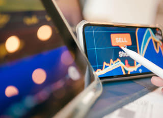Händler an mehreren Märkten analysiert Bitcoin, Ethereum und Forex-Optionen